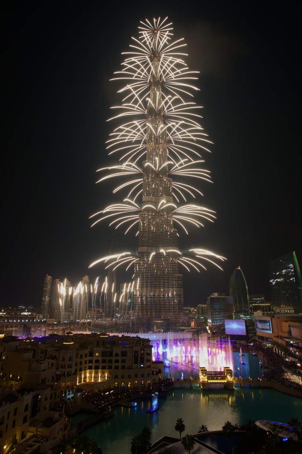 Feuerwerk erhellt den Burj Khalifa in Dubai.