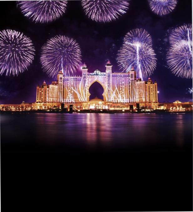 Das Atlantis Hotel in Dubai wird von einem Feuerwerk erleuchtet.