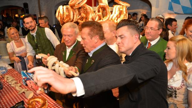 Zuzeln & zapfen: Promis feiern Weißwurstparty