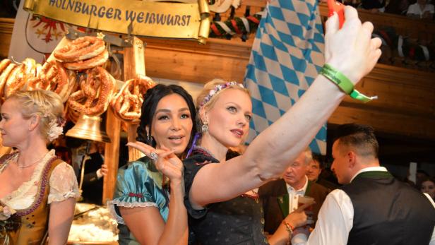 Zuzeln & zapfen: Promis feiern Weißwurstparty
