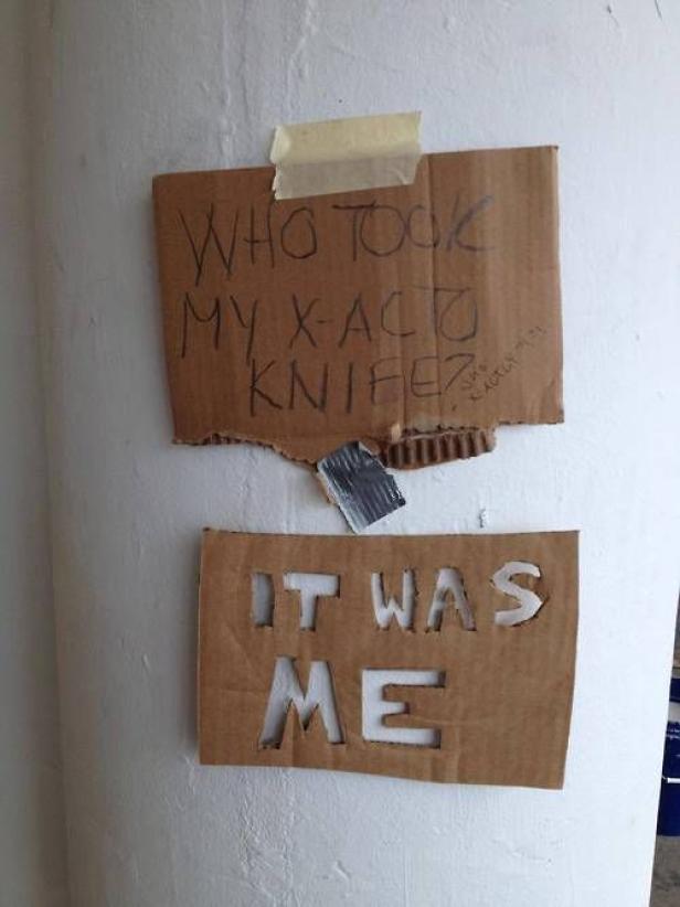 Zwei Pappschilder an einer Wand: „Wer hat mein Skalpellmesser genommen?“ und „Ich war es“.