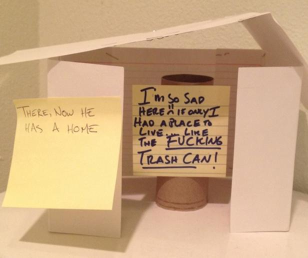 Ein kleines Haus aus Papier mit handgeschriebenen Notizen darauf.