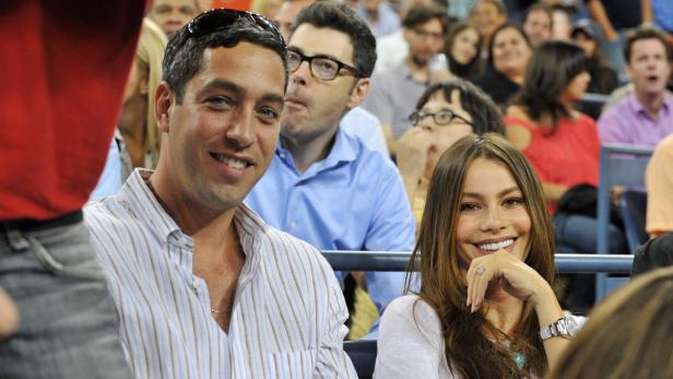 Sofia Vergara und ein Mann schauen bei einem Tennismatch zu.