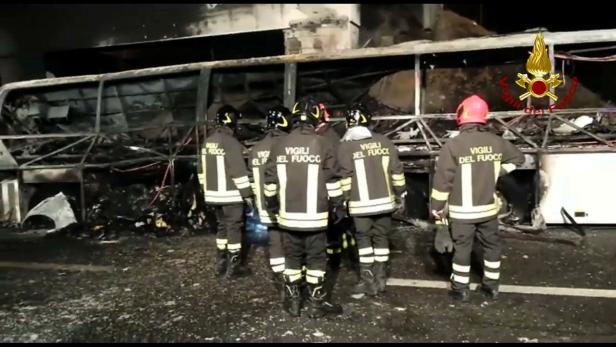 Schüler verbrannten im Bus: 16 Tote in Verona
