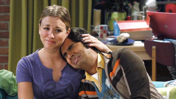 Penny tröstet Raj in einer Szene aus der Fernsehserie „The Big Bang Theory“.