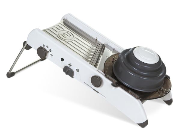 Eine Mandoline mit einem runden, grauen Halter für Gemüse.