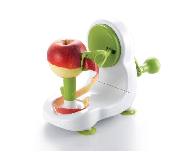 Ein Apfel wird mit einer Apfelschälmaschine geschält.