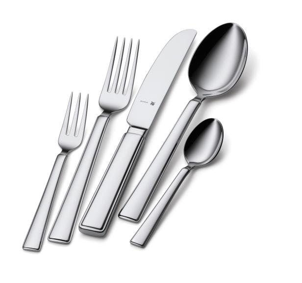 Ein Set aus Messer, Gabeln und Löffeln der Marke WMF liegt auf einem weißen Untergrund.