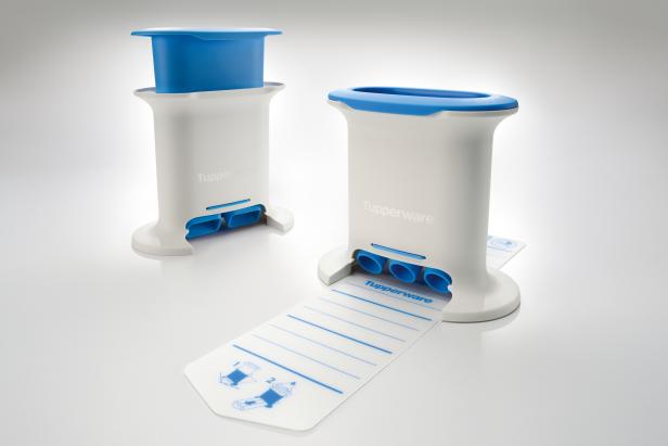 Zwei Tupperware-Geräte zum Portionieren von Lebensmitteln stehen auf einer weißen Oberfläche.