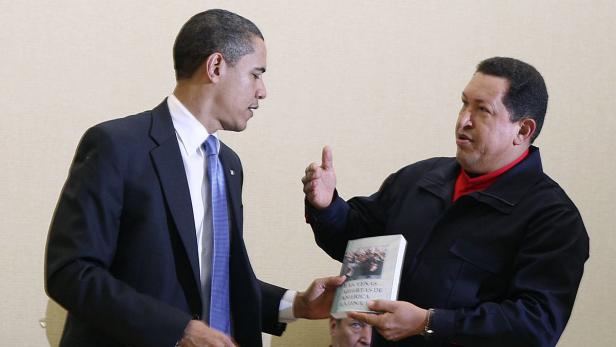 Hugo Chávez (re.) überreicht Barack Obama Galeanos Buch In fester Umarmung