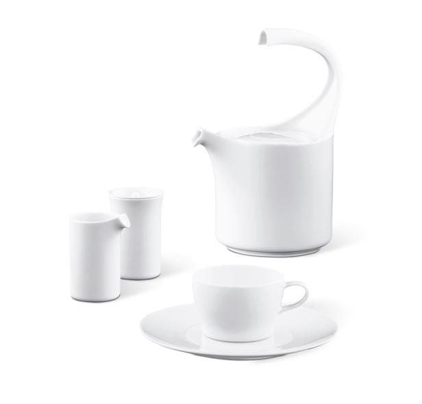 Ein weißes Teeservice mit Kanne, Tasse und Milchkännchen auf weißem Grund.