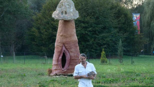 Erregende Skulptur in Thermenort zerstört