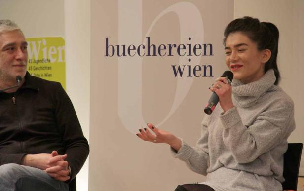 Eine Frau spricht bei einer Veranstaltung der Büchereien Wien in ein Mikrofon.