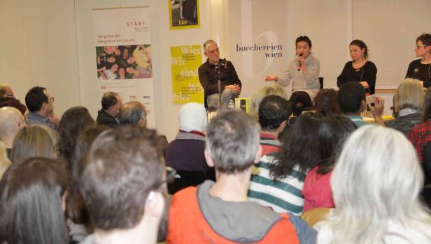 Eine Podiumsdiskussion in den Büchereien Wien vor Publikum.