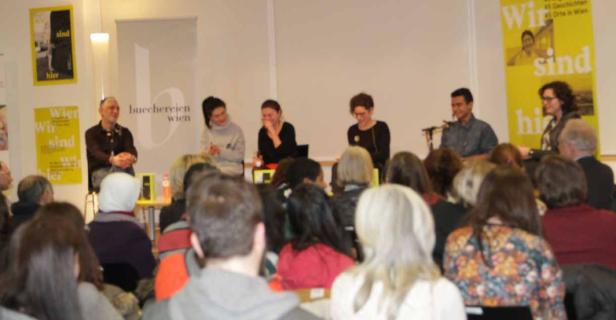 Eine Podiumsdiskussion mit mehreren Personen vor einem Publikum in Wien.