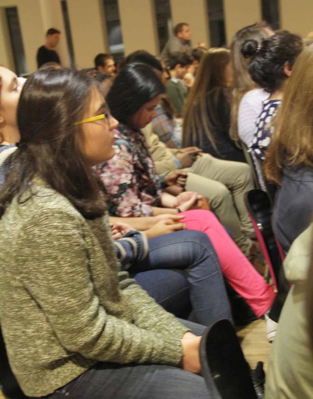 Zuschauer sitzen während einer Veranstaltung in einem Publikum.