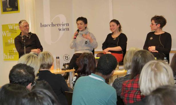 Eine Podiumsdiskussion mit vier Personen vor Publikum in den Büchereien Wien.
