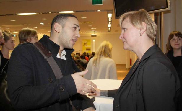 Ein Mann und eine Frau unterhalten sich auf einer Veranstaltung.