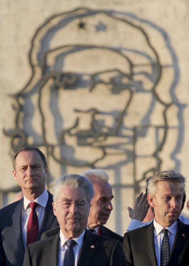 Am Revolutionsplatz nahm vor dem Che Guevara-Bildnis auch die große Delegation, die Fischer begleitete, Aufstellung