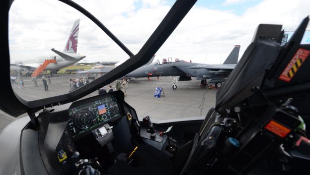 Blick aus dem Cockpit eines Kampfjets auf eine Flugschau mit anderen Flugzeugen.