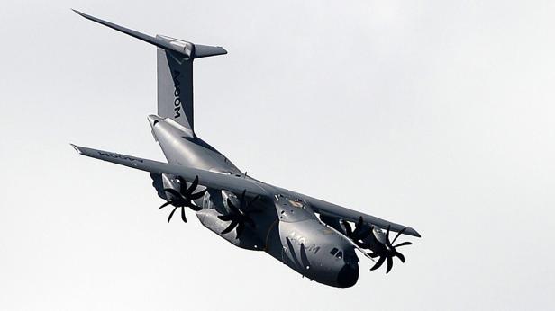 Ein Airbus A400M Transportflugzeug im Flug.