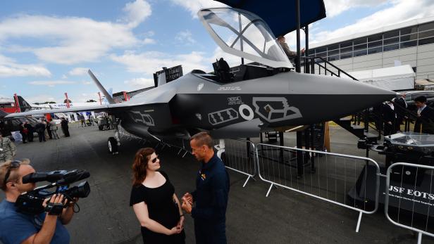 Ein F-35 Kampfflugzeug steht auf einer Flugschau, umgeben von Menschen.