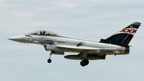 Ein Eurofighter Typhoon Kampfjet im Landeanflug.
