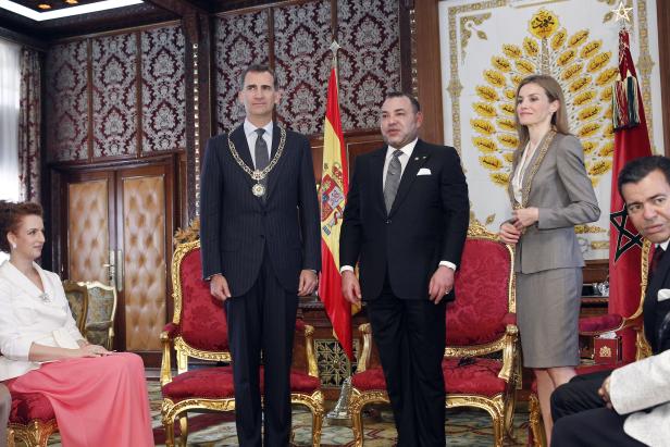 König Felipe VI. von Spanien und König Mohammed VI. von Marokko stehen mit Königin Letizia bei einem Treffen.
