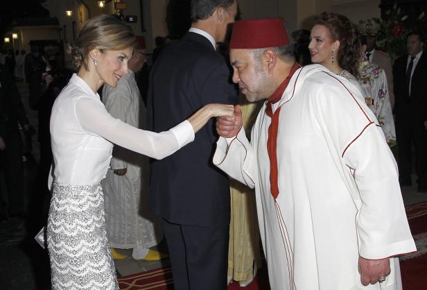 Königin Letizia von Spanien und König Mohammed VI. von Marokko bei einem Treffen.