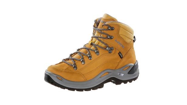 Ein goldbrauner LOWA Wanderschuh mit grauen Schnürsenkeln steht vor einem weißen Hintergrund.