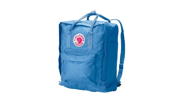 Ein blauer „Fjällräven Kånken“-Rucksack vor einem weißen Hintergrund.