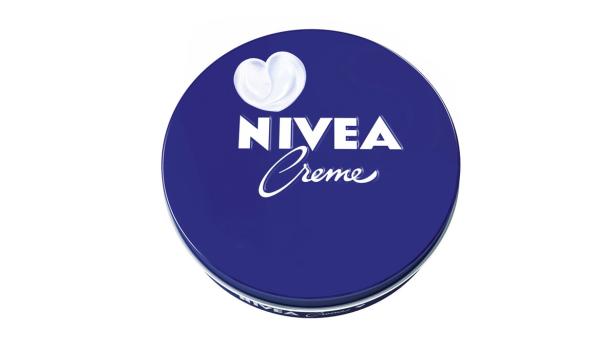 Eine Dose Nivea Creme mit einem Klecks Creme in Herzform.