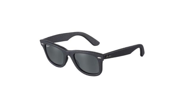 Eine schwarze Ray-Ban Wayfarer Sonnenbrille vor einem weißen Hintergrund.