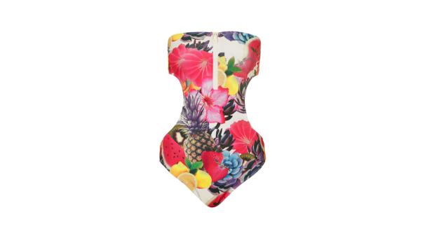 Ein trägerloser Badeanzug mit einem Muster aus tropischen Früchten und Blumen.