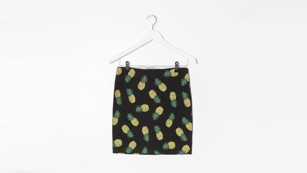 Ein Rock mit Ananas-Muster hängt an einem weißen Kleiderbügel.