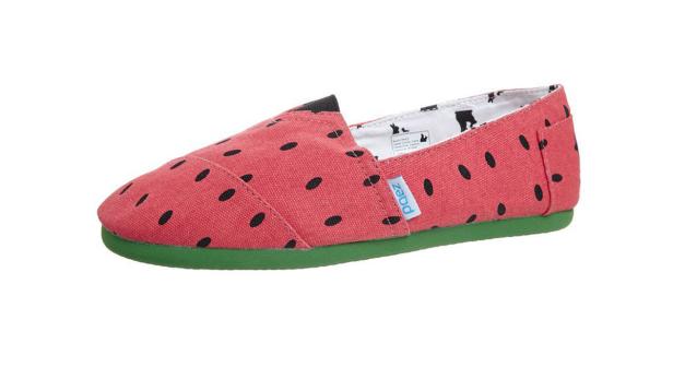 Ein roter Paez-Slipper mit schwarzem Punktmuster, das an eine Wassermelone erinnert.