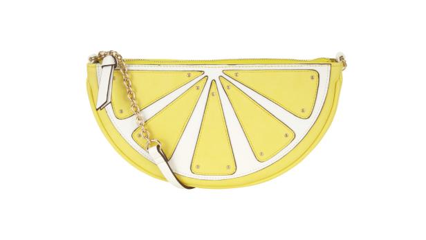 Eine gelbe Handtasche in Form einer halben Zitrone mit goldenen Akzenten.