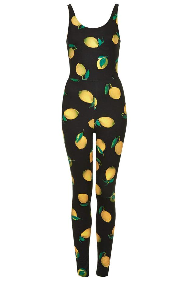 Ein schwarzer Overall mit einem Muster aus gelben Zitronen.
