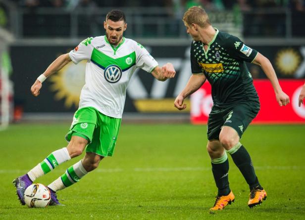 Zwei Fußballspieler während eines Spiels auf dem Rasen.