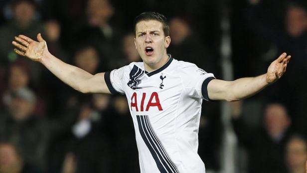 Ein Fußballspieler mit schmutzigen Händen gestikuliert auf dem Spielfeld.