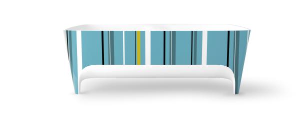 Eine moderne Bank mit blau-weiß gestreiften Seitenflächen steht auf weißem Grund.