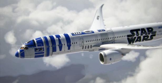 Ein Flugzeug im „Star Wars“-Design, das an den Droiden R2-D2 erinnert, fliegt über den Wolken.
