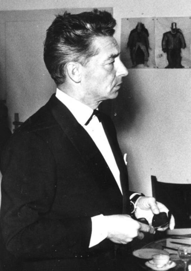 Der Schauspieler Oskar Werner im Profil, gekleidet in einen Smoking.