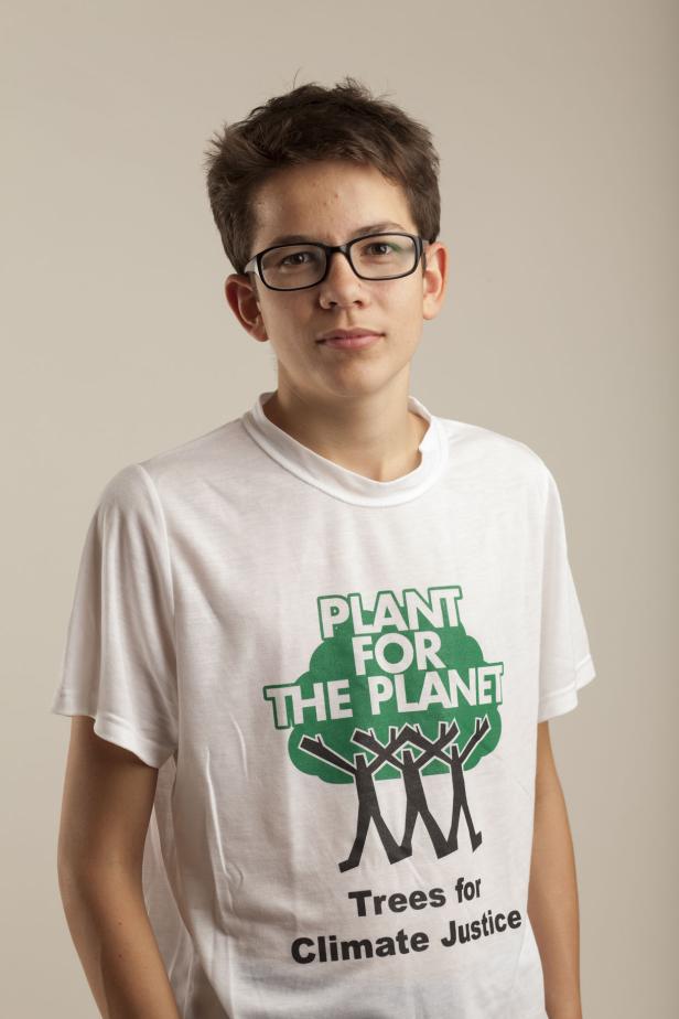 Ein Jugendlicher mit Brille trägt ein T-Shirt von „Plant for the Planet“.