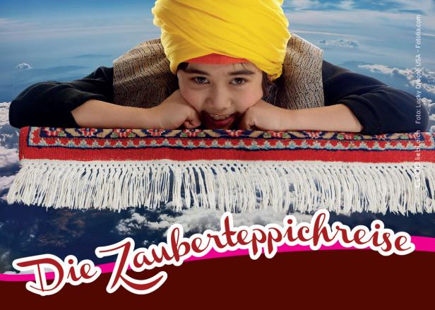 Ein Kind mit Turban liegt auf einem fliegenden Teppich vor einer Wolkenkulisse.