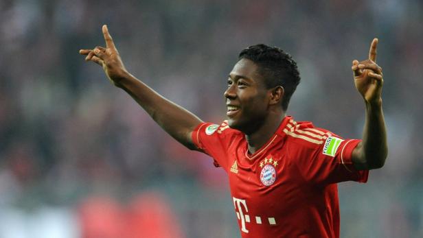 David Alaba jubelt im Trikot des FC Bayern München.