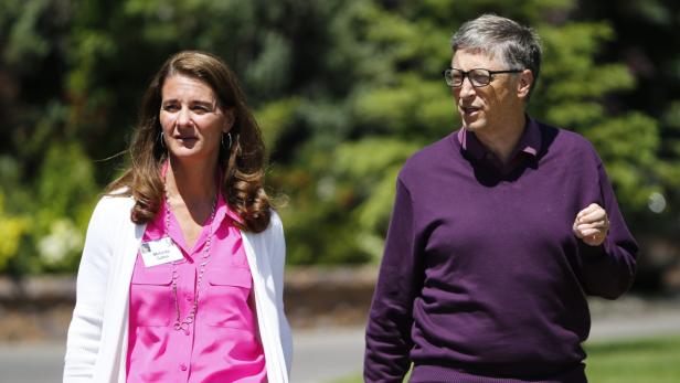 Bill Gates und Melinda Gates gehen zusammen im Freien.