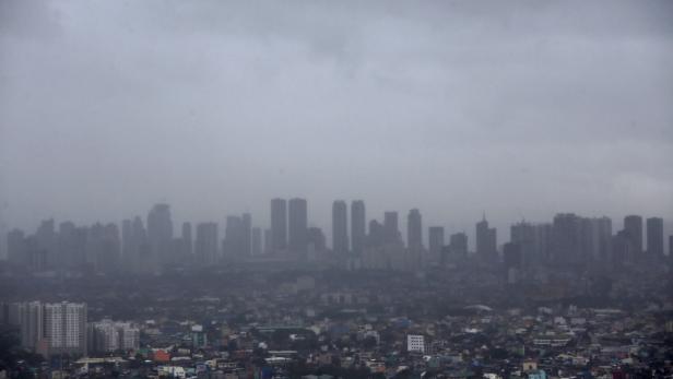 Eine Skyline einer Stadt unter einem trüben Himmel.