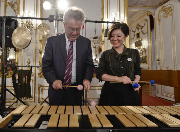 Ein Mann und eine Frau spielen auf einem Xylophon in einem eleganten Raum.