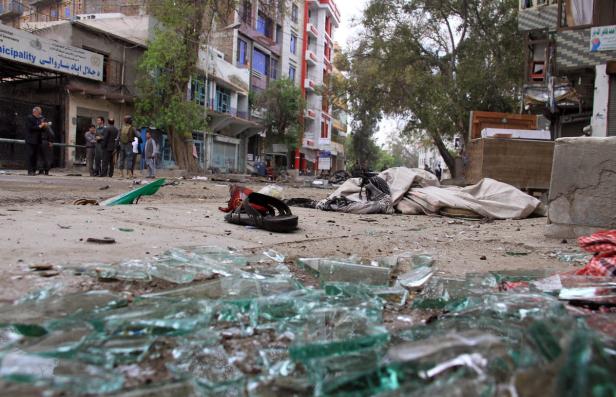 Nach einem Anschlag liegen Glasscherben und persönliche Gegenstände auf der Straße.